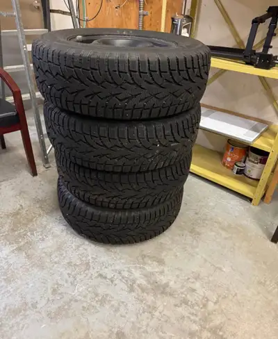 Only used 8k excellent condition. Came off a jeep grand Cherokee 245/70R 17/ 110T Toyo No patches