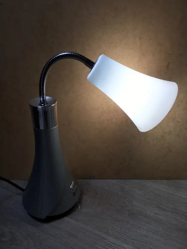 Desk lamp in Indoor Lighting & Fans in City of Montréal - Image 8