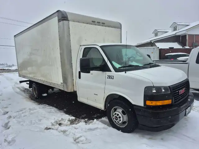 2019 G.M.C. 17 FT BOX TRUCK PERFECT CONDITION in Heavy Trucks in Hamilton - Image 2