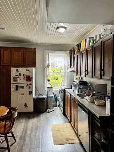 One bedroom available in a 5-bedroom apartment, located on the top floor of a 3-unit building. Open...