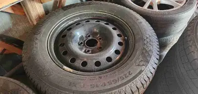 Je vends cet ensemble de quatre pneus d'hiver usagés de marque Continental, montés sur des jantes en...