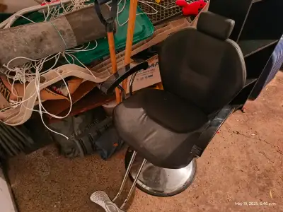 Chaise pivotante noire avec repose-pieds argenté et appui-tête noir