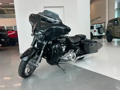 Dark Slate Candy / Arctic Black Just over 5000 kms Milwaukee-Eight 114 Twin-Cooled engine Literally...