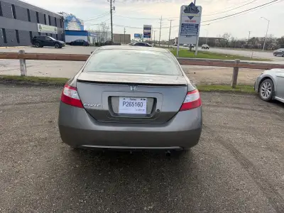 Honda civic 2006 automatic 2 door runs great ice cold ac