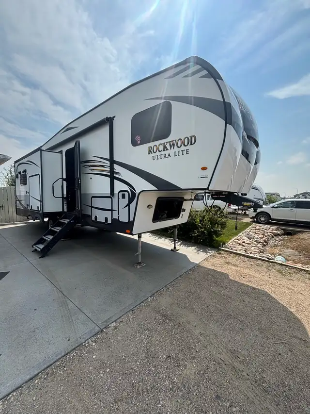 Rockwood Ultra Light 2882S 5th wheel in Travel Trailers & Campers in Regina - Image 2