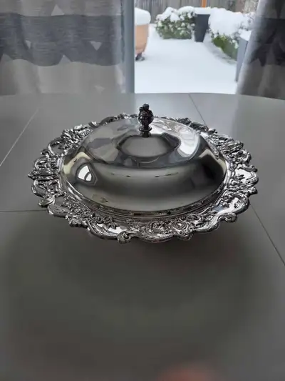 Gorgeous vintage silver-plated 3 piece casserole dish. Comes with glass insert In great condition. P...