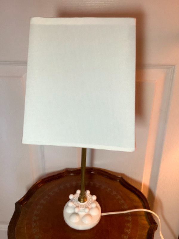 Adorable Vintage Brass and Milk Glass Table Lamp  dans Éclairage intérieur et plafonniers  à Belleville - Image 3