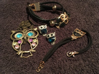 Ensemble de bijoux hiboux: collier, bracelets, boucles d'oreille