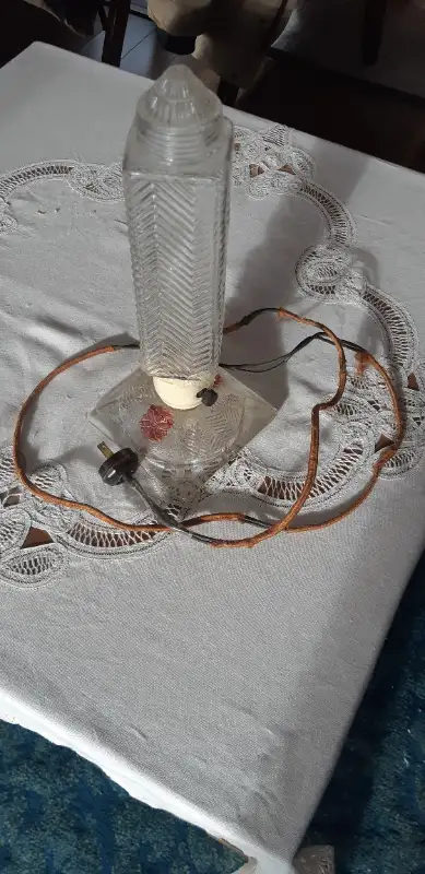 Table/boudoir lamp (skyscraper) glass/crystal base in Indoor Lighting & Fans in Longueuil / South Shore - Image 2