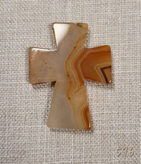 Croix d'agate lignée pour pendentif. Orange striped agate cross.