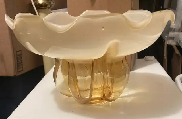 ONE Mid Century Murano 2-Tone Chandelier Glass Lampshade - $75 in Indoor Lighting & Fans in City of Montréal - Image 2