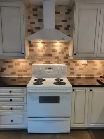 This is a used Frigidaire electric range in good working condition, perfect for any kitchen. It feat...