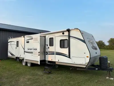 2014 Sportrek 320 quad bunks 35’ 7250 UVW Sleeps 8-10 Power awning Full outdoor kitchen Rear storage...