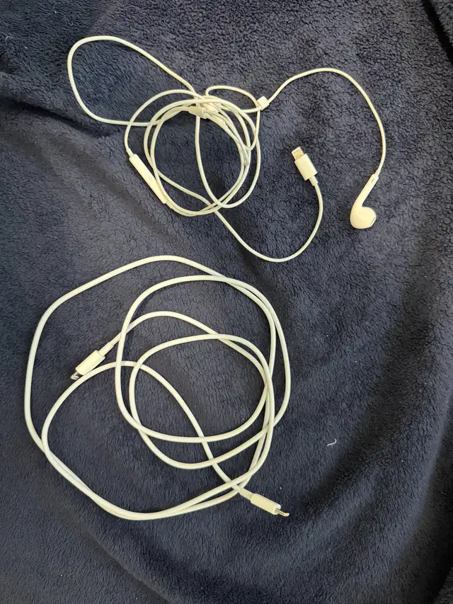 iPhone 13 ProMax - Accessories in Cell Phones in Hamilton - Image 3