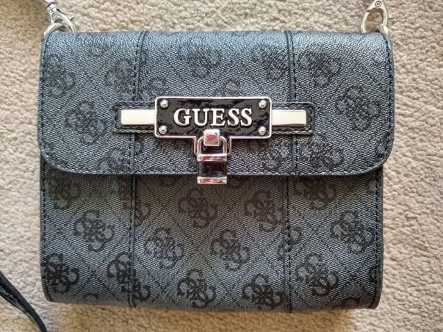 Guess handbag / purse with strap in Women's - Bags & Wallets in Edmonton - Image 2