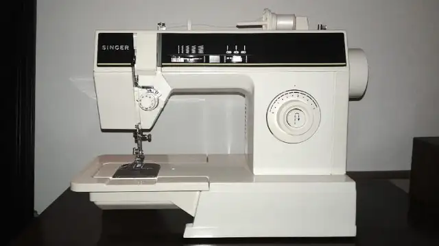 Singer Sewing Machine 6211C heavy-duty all-metal construction in Hobbies & Crafts in Oshawa / Durham Region - Image 2