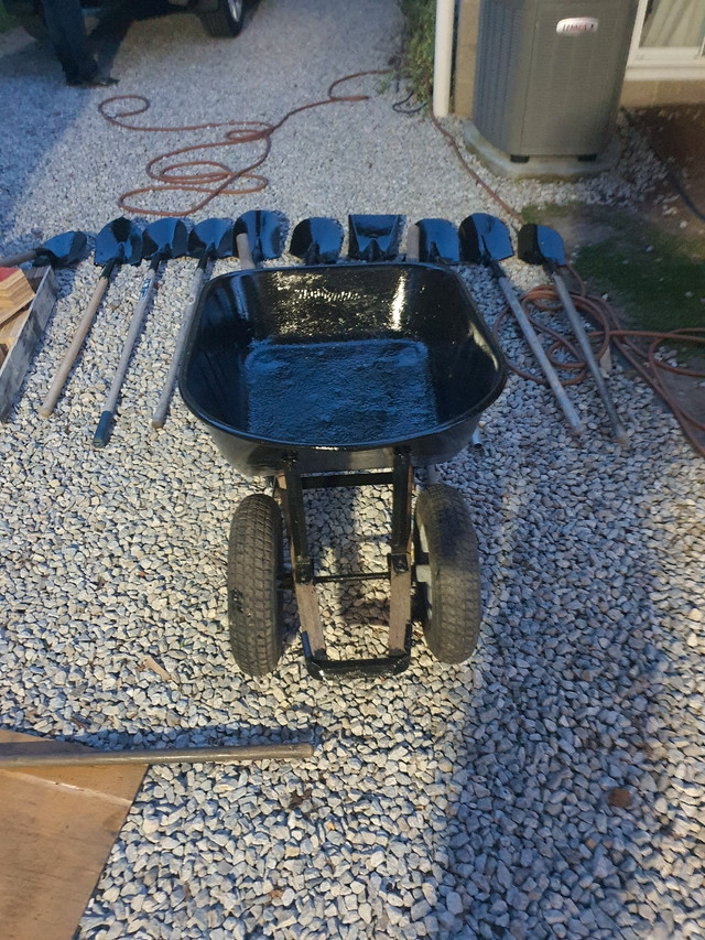 Shovels 30$ each and wheelbarrow for sale 150$ dans Outils d'extérieur et entreposage  à Chatham-Kent - Image 2