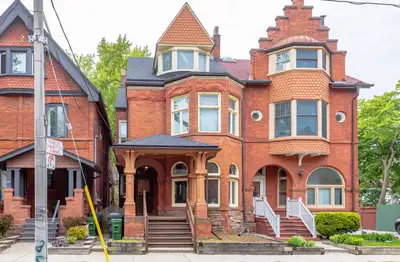 Available June 1st - a gorgeous 1 bedroom self-contained studio. Located walking distance to UofT an...