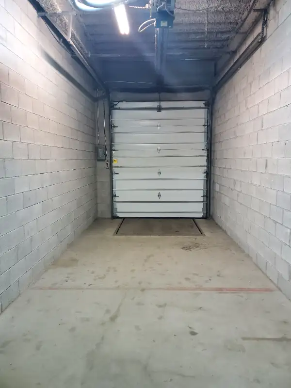 Private warehouse with a loading dock in Commercial & Office Space for Rent in City of Toronto - Image 7