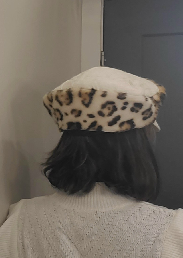 Très belle casquette d'hiver dans Femmes - Hauts et vêtements d'extérieur  à Ville de Montréal - Image 3