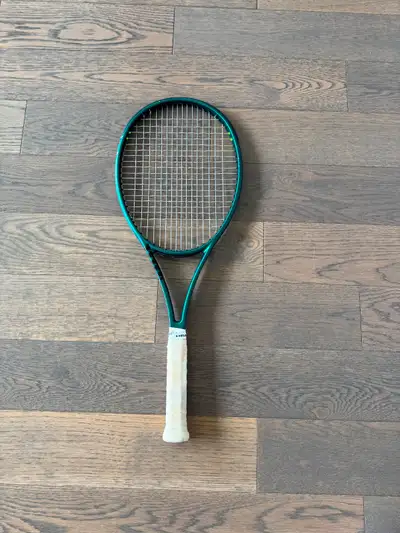 Raquette Wilson Blade V9 98 16x19. 305 gr. Raquette utilisée 8 mois. En très bonne condition avec no...