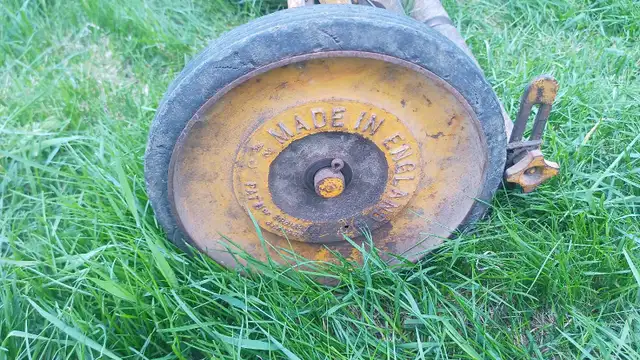 Vintage Metel Lawnmower in Lawnmowers & Leaf Blowers in Longueuil / South Shore - Image 7