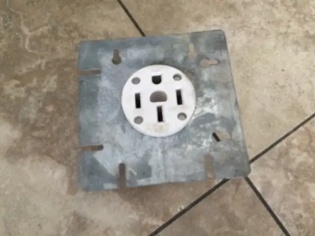 STOVE RECEPTACLE  in Electrical in City of Montréal - Image 2