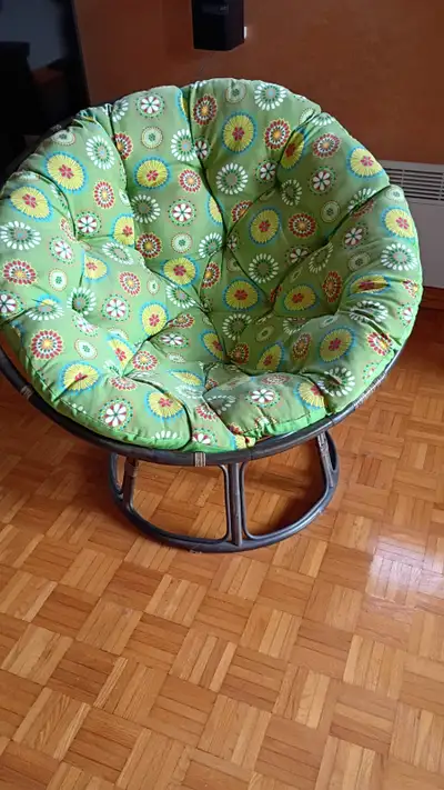 Fauteuil PAPASAN en rotin avec son coussin. Confortable pour se lover en cuvette les enfants adorent...