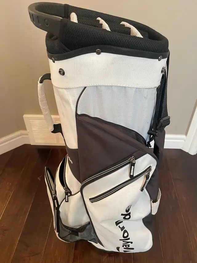 Taylormade golf bag  in Golf in Edmonton - Image 4
