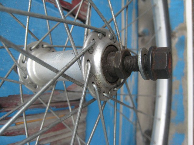 Roue velo avant 700c bike front wheel 700c dans Châssis et pièces  à Laval/Rive Nord - Image 2