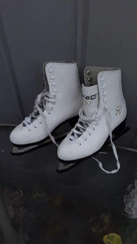Girl's figure skates/Patins artistique pour filles in Skates & Blades in West Island - Image 2