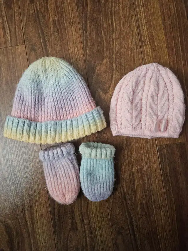 Mitts and toque set in Clothing - 12-18 Months in Regina - Image 2