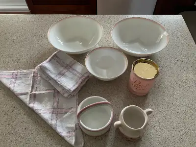 Article de cuisine bordure rose Kitsch rétro(ensemble), View more