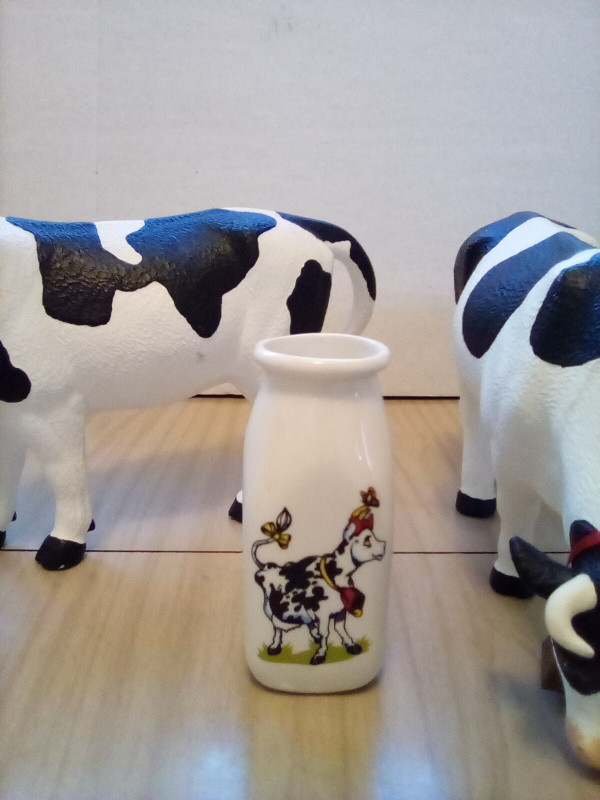 Pair Black and White Cows x2 in Home Décor & Accents in City of Halifax - Image 3