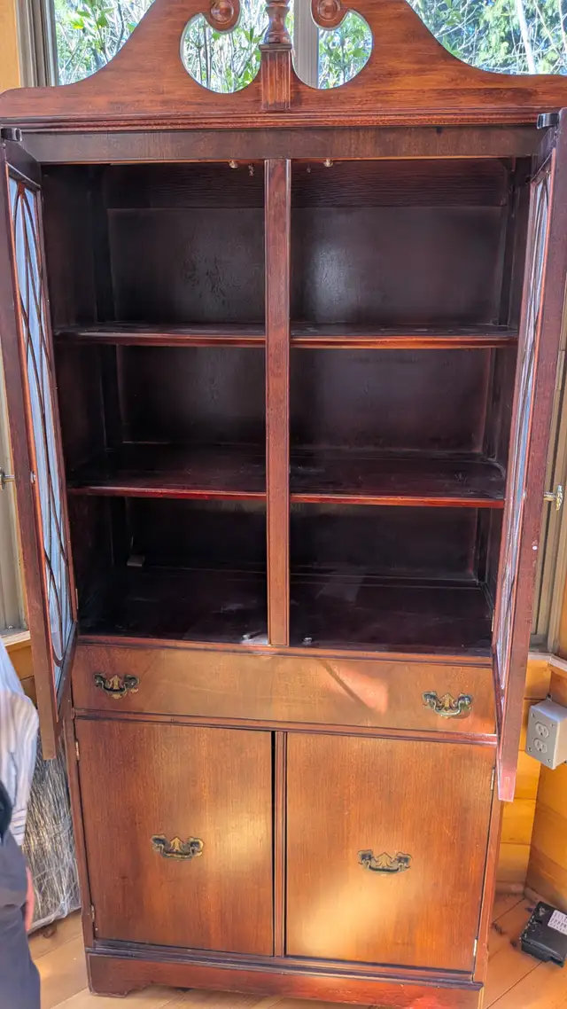 Antique Mahogany China Cabinet in Hutches & Display Cabinets in City of Toronto - Image 6