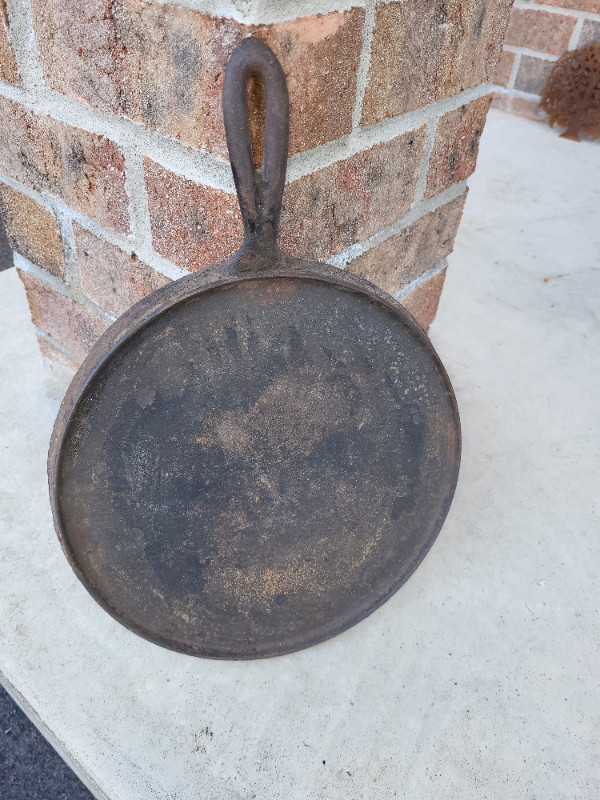 Antique cast iron skillet 10 inches in Arts & Collectibles in Hamilton - Image 3