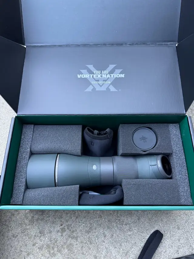 VORTEX RAZOR HD 27-60X85 ANGLEDSPOTTING SCOPE in Fishing, Camping & Outdoors in Saskatoon - Image 3