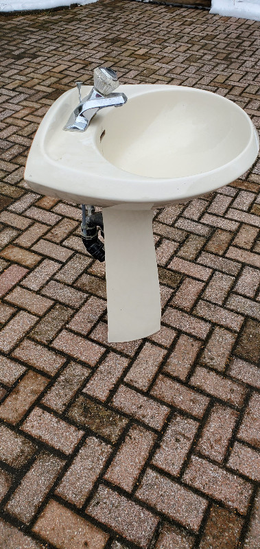 Pedestal Sink "Ellisse" in very good condition in Plumbing, Sinks, Toilets & Showers in Barrie - Image 2