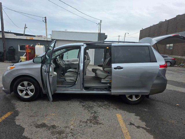 2011 Toyota Sienna dans Autos et camions  à Ville de Montréal - Image 3
