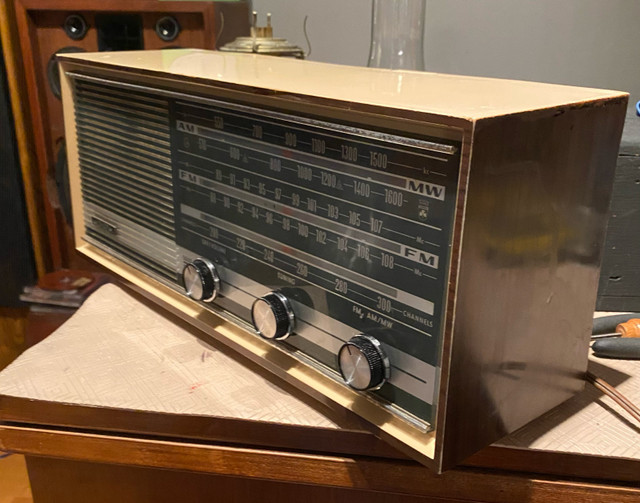 Vintage Radio AM/FM GRUNDIG dans Art et objets de collection  à Laval/Rive Nord - Image 3