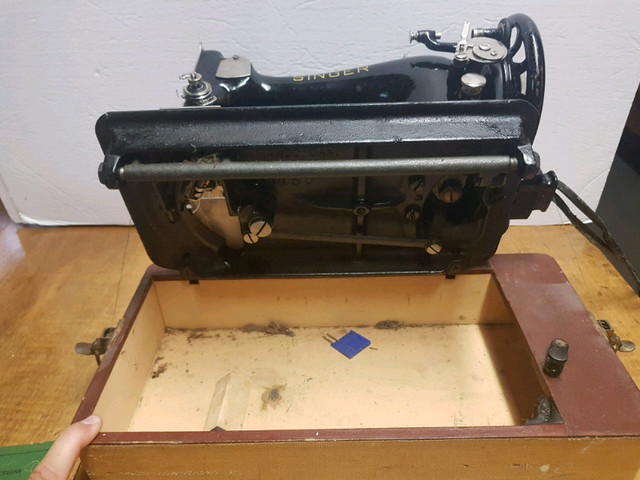Antique Singer Sewing Machine from the 1940`s in Other in St. Catharines - Image 2