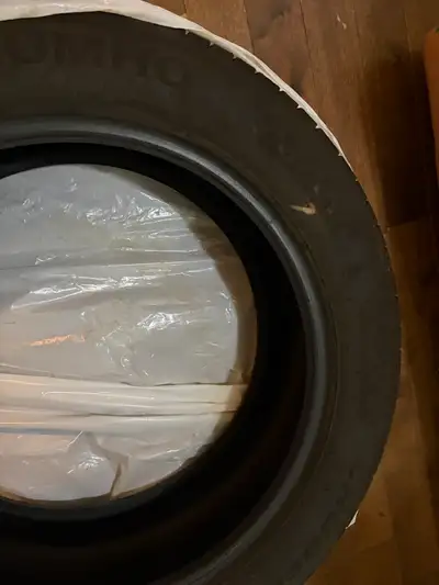 Je vends pneus 215/55 R18 95H de marque kumho d'été, parfait pour une conduite estivale en toute séc...