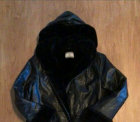 Manteau d'hiver en vrai cuir noir ,grandeur small , neuf