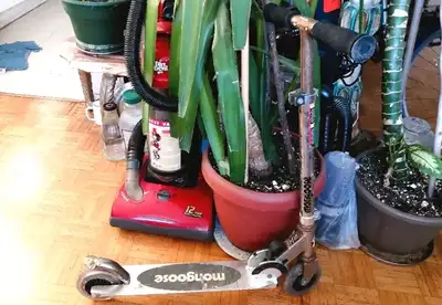 MONGOOSE SCOOTER, WORKING WELL, IDEAL FOR KIDS BETWEEN 6 TO 10 YEARS OLD, PICK UP IN MISSISSAUGA HUR...