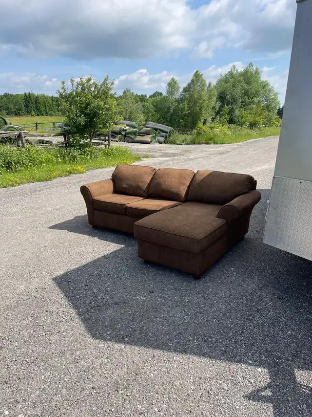 *FREE DELIVERY* Canadian Made Sectional Couch62863281040002122