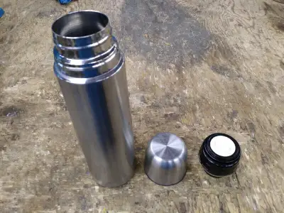 2 thermos no.1 = 500 ml. isoler 5$ no 2 = 1.9 litres Stanley 20$