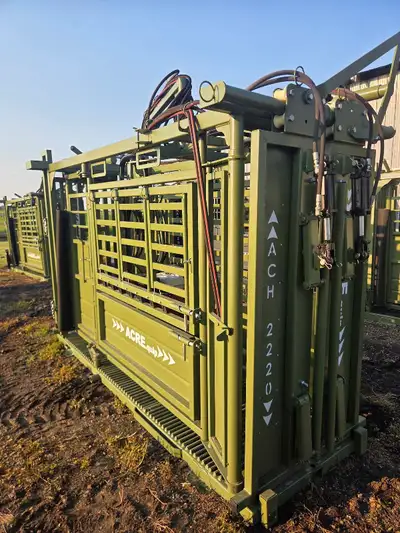 New Hydraulic or manual Cattle Squeeze Chute Comes with Honda gas motor or electric motor Hydraulic...
