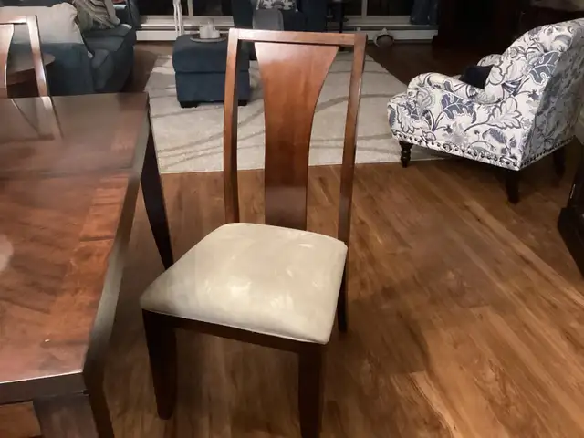 Dining table with 6 chair and 12” extension leaf in Dining Tables & Sets in Dartmouth - Image 4