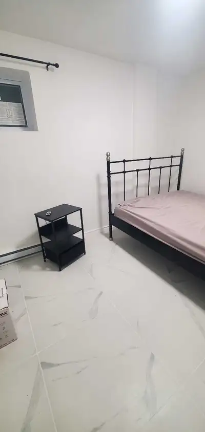 Située dans une maison de ville tranquille, à seulement 6 minutes d’autobus du métro Côte-Vertu. Mai...