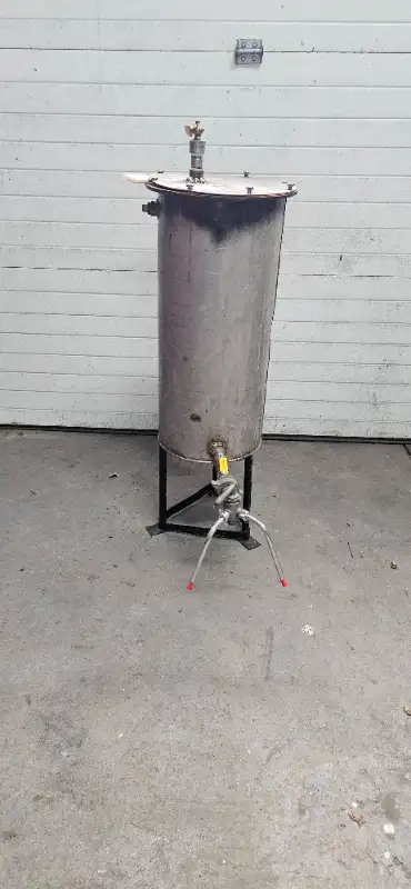 15 gal Commercial grade stainless steel Beer Maker -new vslves -2 cases of stubbies & capper $150
